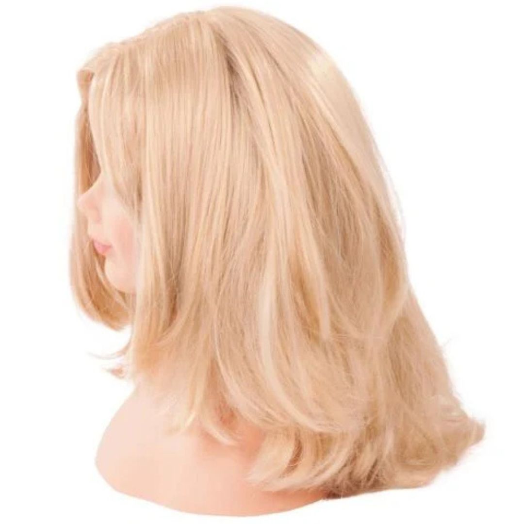Götz styling make-up pop met blond haar, van de zijkant gezien, met gelaagd kapsel.