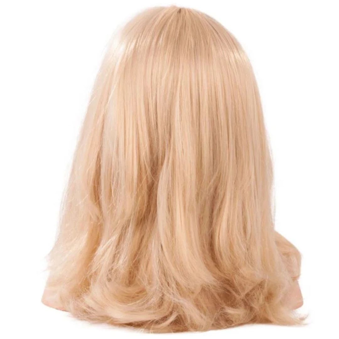 Götz styling make-up pop met blond haar, van achteren gezien, met lang golvend haar.