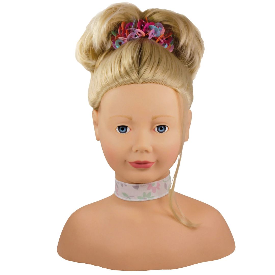 Götz styling make-up pop met blond haar in een opgestoken kapsel met kleurrijke haaraccessoire.