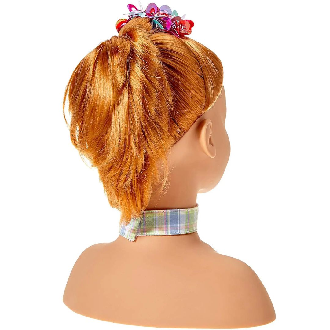 Achterkant van de styling make-up pop met rossig haar en een geruite halsband.