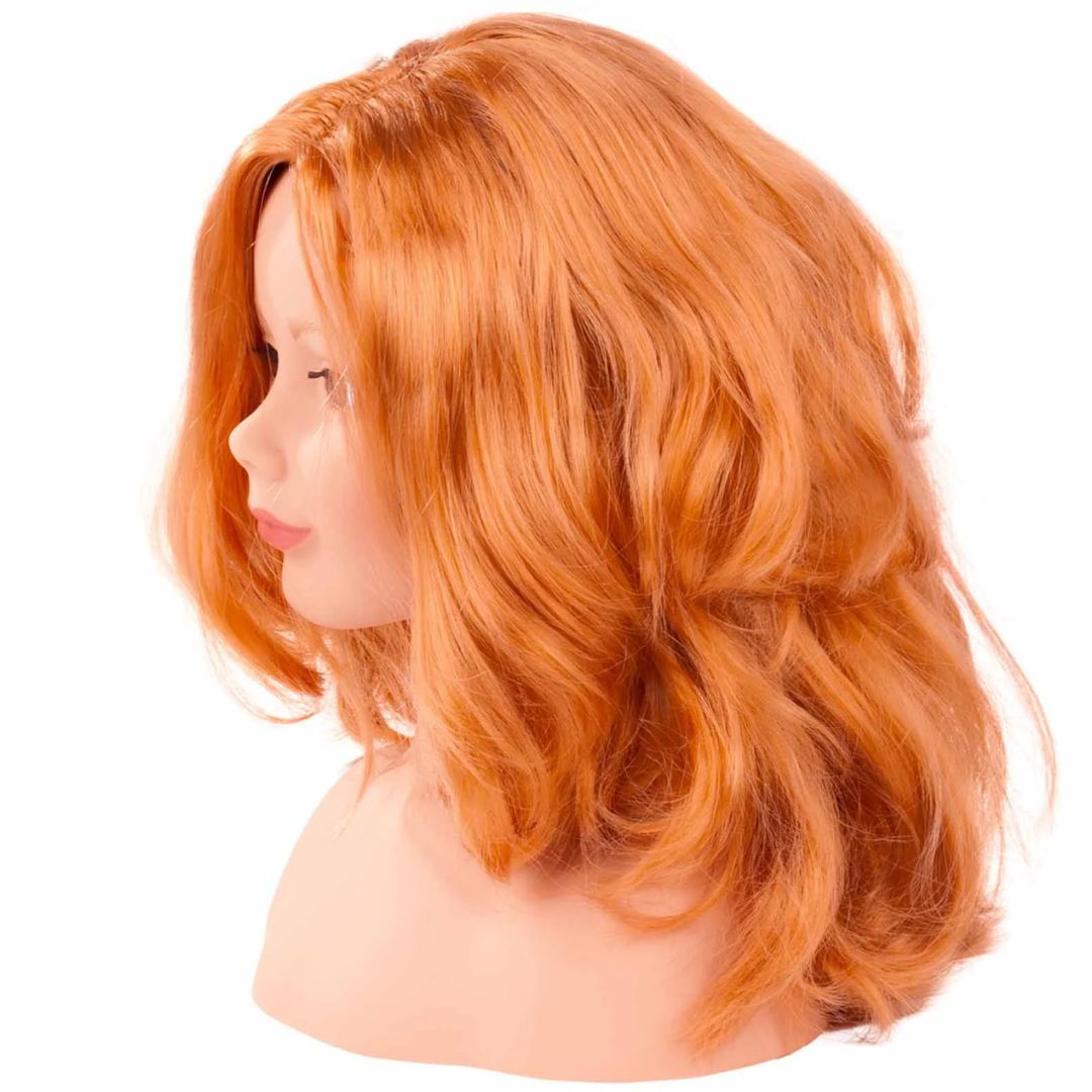 Zijaanzicht van de styling make-up pop met rossig, golvend haar.