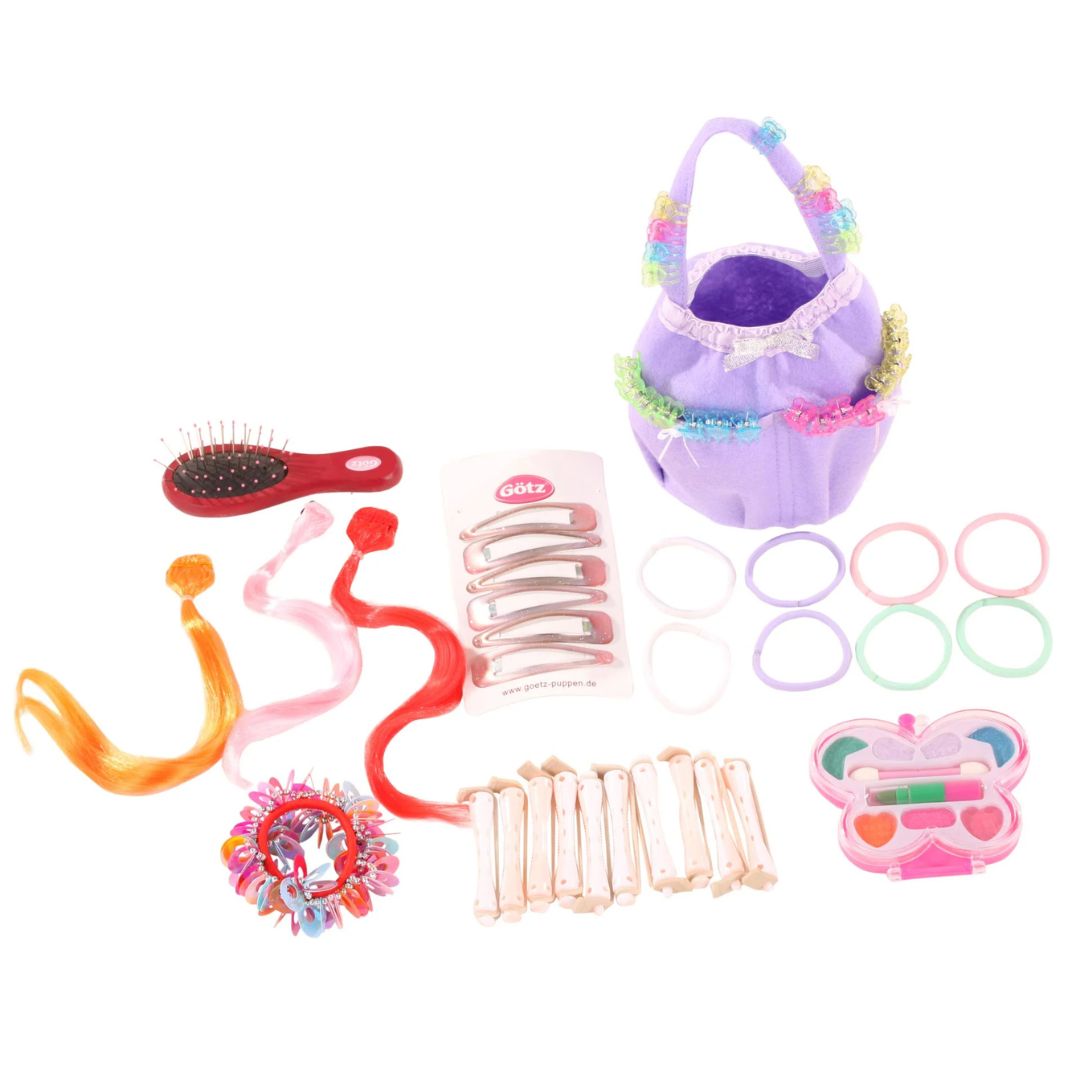 Götz accessoires voor de styling make-up pop, waaronder een borstel, haarspeldjes, make-up en haarverlengingen.