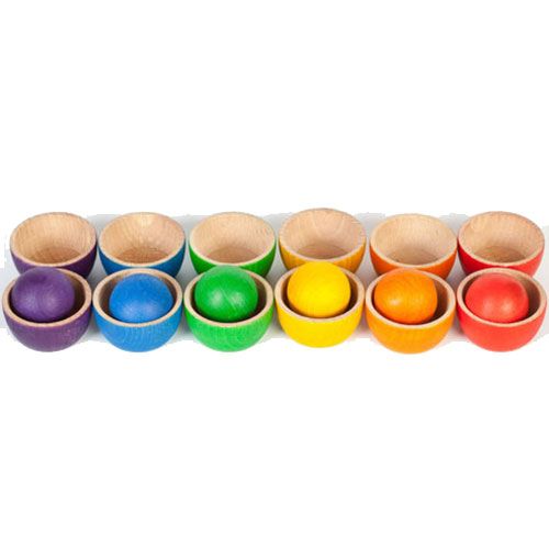 Grapat babyspeelgoed met 12 houten bakjes en 6 houten ballen in regenboogkleuren.