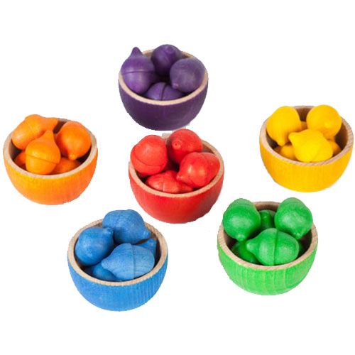 Grapat babyspeelgoed met zes houten bakjes gevuld met gekleurde houten eikeltjes, gesorteerd op kleur.