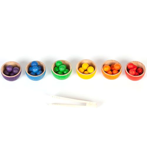 Grapat sorteerspeelgoed met zes houten bakjes gevuld met gekleurde houten knikkers en een tang.