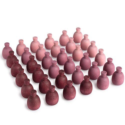 grapat houten speelfiguren in een roze-paarse kleurovergang, netjes gerangschikt op een witte ondergrond.