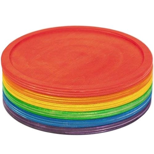 Grapat regenboog sorteer- en stapelspeelgoed, een stapel ronde schijven in regenboogkleuren.