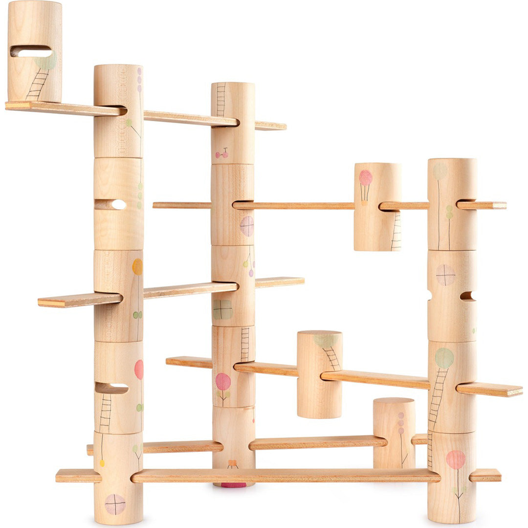 Grapat houten bouwset met beige blokken en planken, versierd met kleurrijke figuren, op een witte achtergrond.