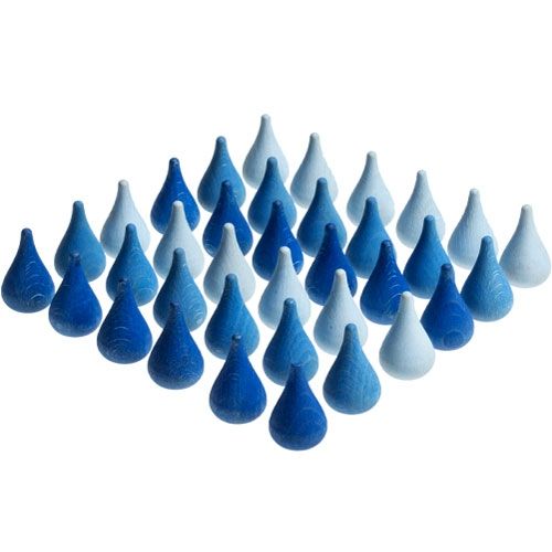 Grapat houten druppels in verschillende blauwtinten, gerangschikt in een ruitvorm.