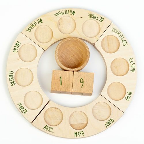 Grapat houten eeuwige kalender met Spaanse maanden, een houten kom en twee cijferblokken '1' en '9' in het midden.