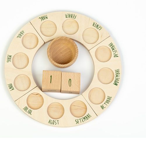 Grapat houten eeuwige kalender met Catalaanse maanden, een houten kom en twee cijferblokken '1' en '0' in het midden.