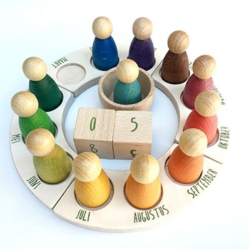 Grapat houten eeuwige kalender met 12 gekleurde houten poppetjes in de maandvakken en twee cijferblokken '0' en '5' in het midden.