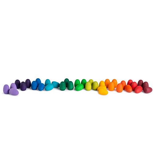 Grapat houten speelgoed eieren in een horizontale regenboogopstelling.