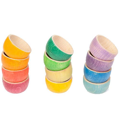 Drie stapels Grapat houten bakjes in regenboogkleuren.
