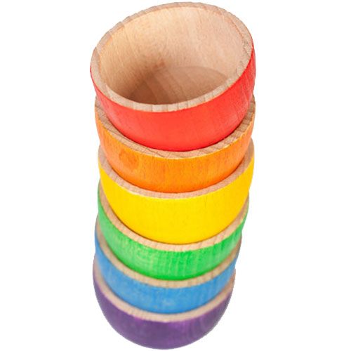 Grapat houten bakjes in regenboogkleuren, gestapeld op elkaar.