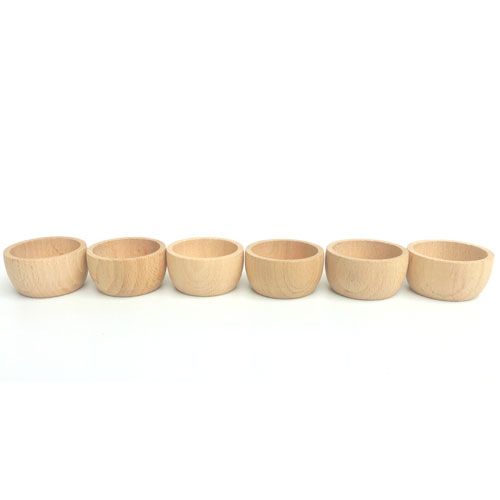 Grapat set van zes naturel houten bakjes voor sensorisch speelgoed, op een rij.