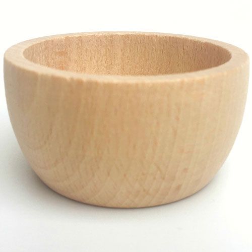 Grapat detailfoto van één naturel houten bakje voor sensorisch speelgoed.