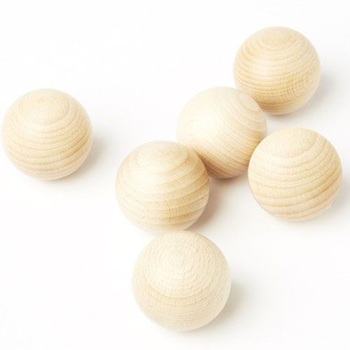 Zes Grapat natuurlijke houten ballen voor babyspeelgoed liggen verspreid op een witte ondergrond.