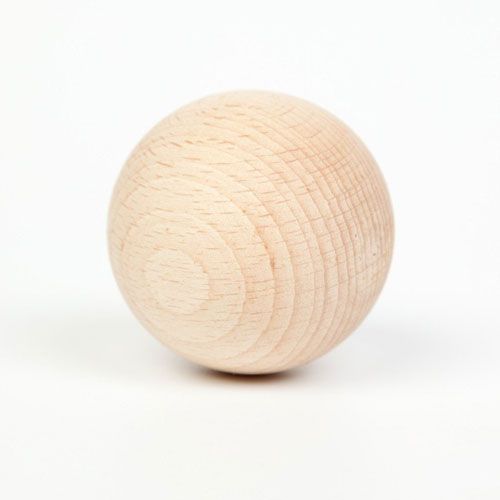 Een enkele Grapat natuurlijke houten bal voor babyspeelgoed, close-up op een witte ondergrond.