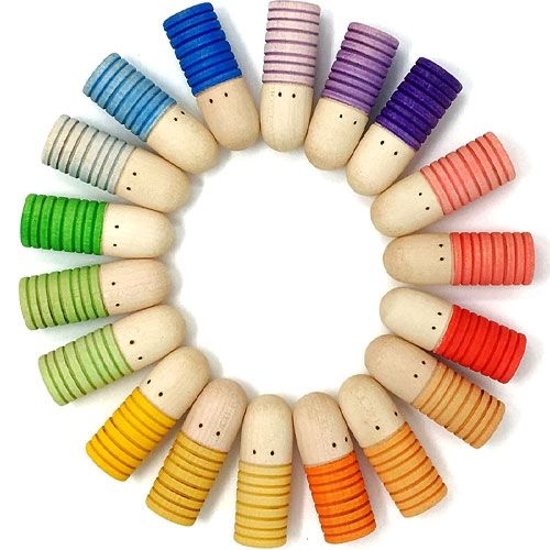 Een cirkel van veelkleurige grapat houten brots poppetjes met gestreepte lichamen.