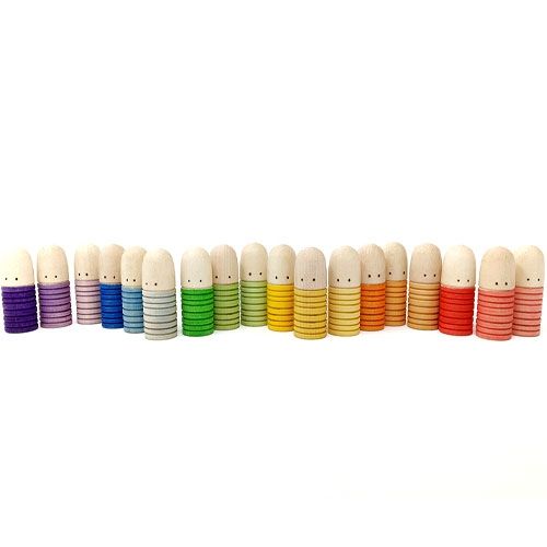Alle 18 veelkleurige grapat houten brots poppetjes op een rij, gesorteerd op kleur.
