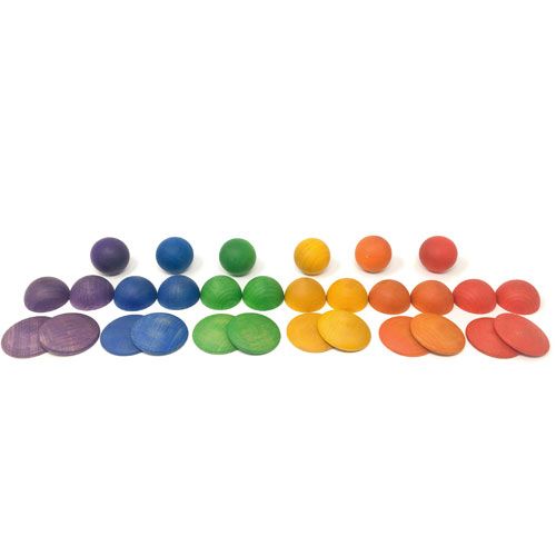 Grapat educatief speelgoed met houten gekleurde ballen en schijven, gesorteerd op kleur.
