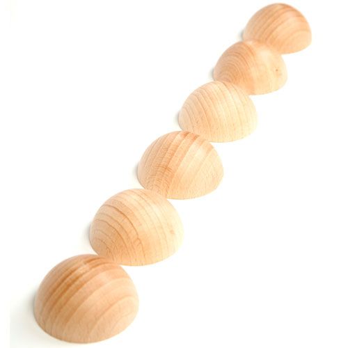 Zes Grapat naturel houten halve ballen met textuur, schuin oplopend op een witte achtergrond.