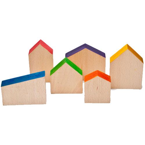 Grapat houten huisjes met daken in verschillende regenboogkleuren.