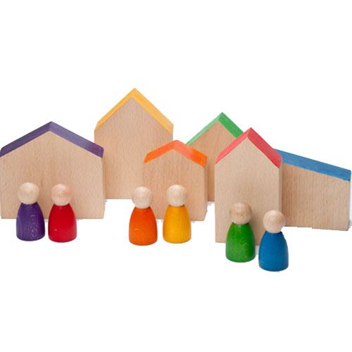 grapat houten speelgoedset met huisjes met gekleurde daken en bijpassende nins® poppetjes.