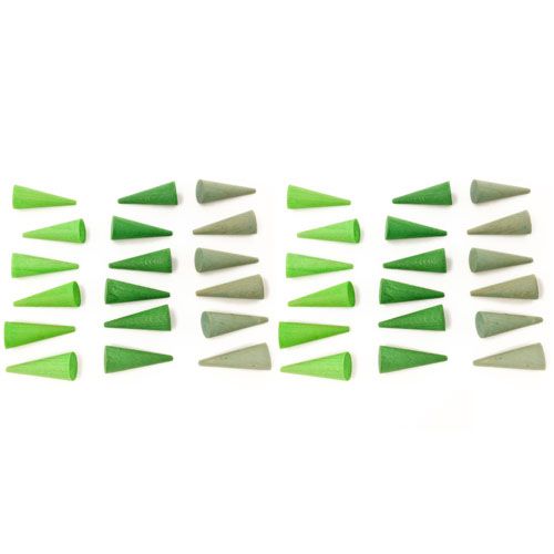 Grapat houten kegels in verschillende groene tinten, netjes gerangschikt op een witte achtergrond.