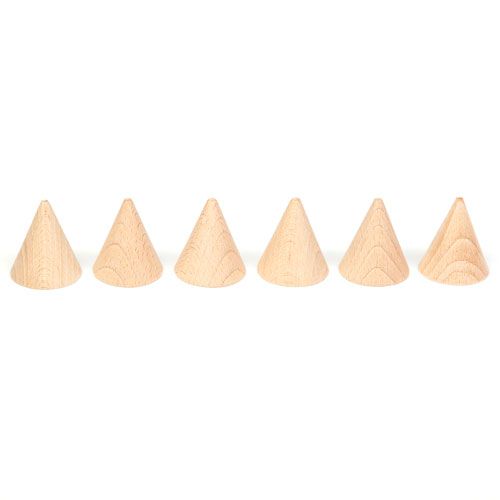 Zes Grapat naturel houten kegels staan op een rij.