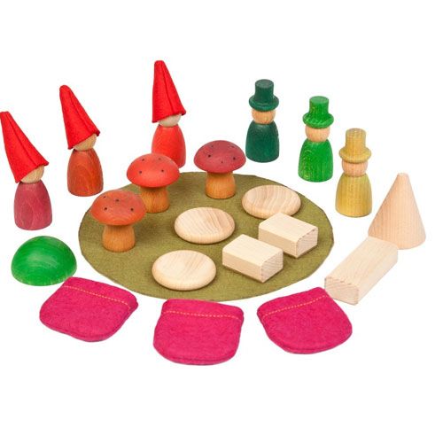 Grapat houten nins® bosset speelset met houten kabouters, paddenstoelen en vilt op een groene mat.