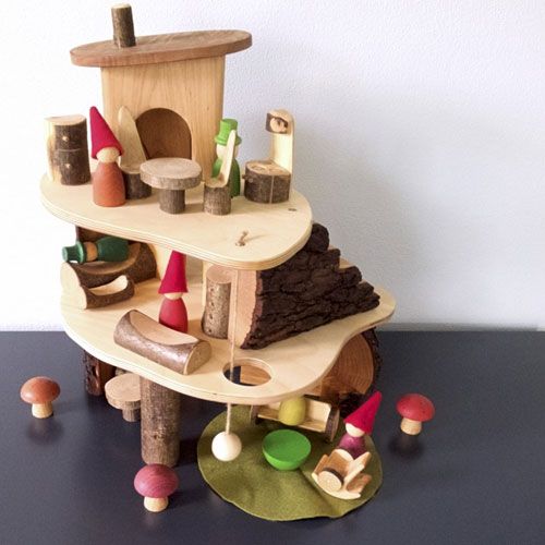 Grapat houten nins® kabouters en paddenstoelen in een houten boomhut speelset.