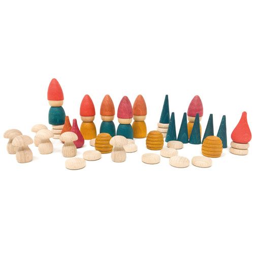 Grapat houten Nins kabouterset met veelkleurige houten kabouters, bomen, paddenstoelen en bijenkorven.