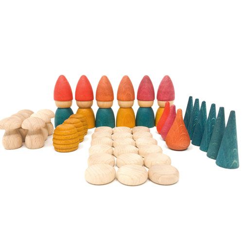 Grapat houten Nins kabouterset met veelkleurige houten kabouters, bomen, paddenstoelen en houten schijven.