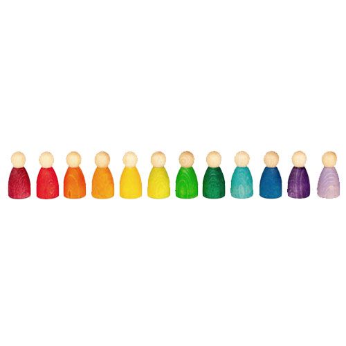 Grapat houten Nins poppetjes in regenboogkleuren, op een rij.