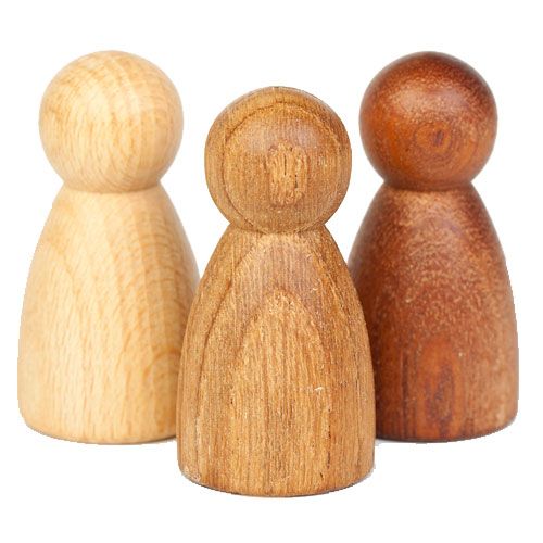 Grapat houten Nins® poppetjes in drie verschillende natuurlijke houttinten.