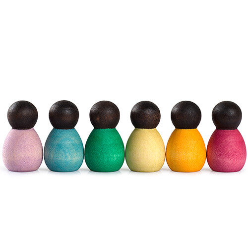 Zes grapat houten nins® poppetjes baby's in verschillende kleuren met donkere hoofden, op een rij.