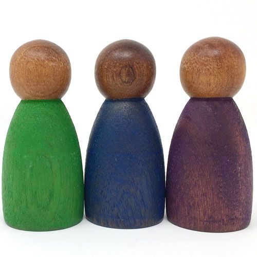 Grapat houten nins poppetjes in groene, blauwe en paarse koele kleuren.