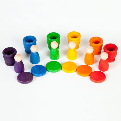 grapat houten nins® poppetjes met bakjes en schijfjes in regenboogkleuren, geschikt als sorteer- en stapelspeelgoed.