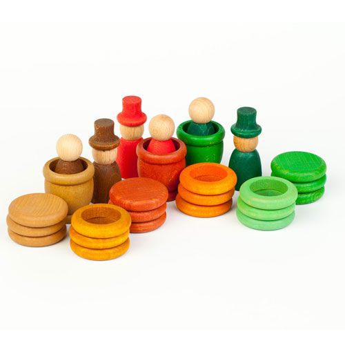 Grapat houten Nins poppetjes, ringen en schijfjes in herfstkleuren, een sorteer- en stapelspeelgoed.