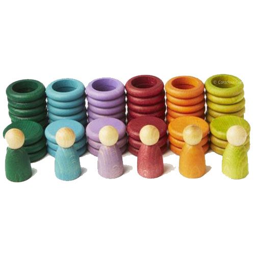 Grapat houten sorteer- en stapelspeelgoed met veelkleurige Nins poppetjes, ringen en schijfjes.