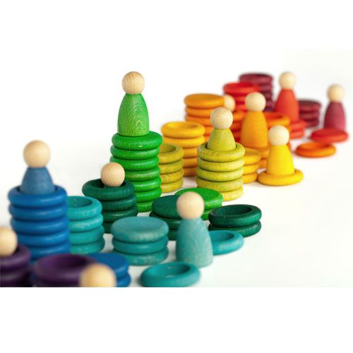 Grapat houten sorteer- en stapelspeelgoed met Nins poppetjes, ringen en schijfjes in verschillende regenboogkleuren.