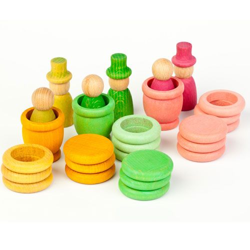 Grapat houten nins® poppetjes met ringen en schijfjes in lentekleuren, geschikt als sorteer- en stapelspeelgoed.