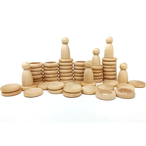 Grapat houten Nins® poppetjes, ringen en schijfjes als stapelspeelgoed, in naturelkleur op een witte ondergrond.