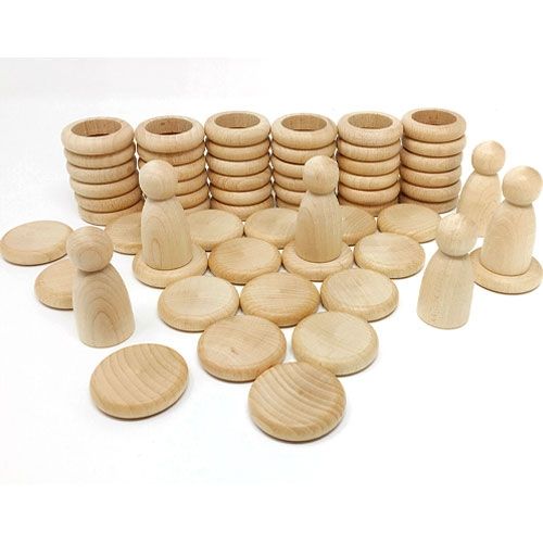 Grapat houten Nins® poppetjes, ringen en schijfjes als stapelspeelgoed, in naturelkleur op een witte ondergrond.