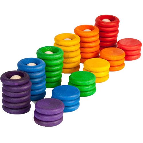 Grapat houten stapelspeelgoed met gekleurde ringen en schijfjes in regenboogkleuren.