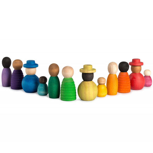 Grapat houten Nins® poppetjes in verschillende kleuren en maten, op een rij.
