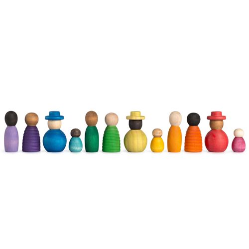 Een rij van 12 Grapat houten Nins® poppetjes in diverse kleuren en vormen.