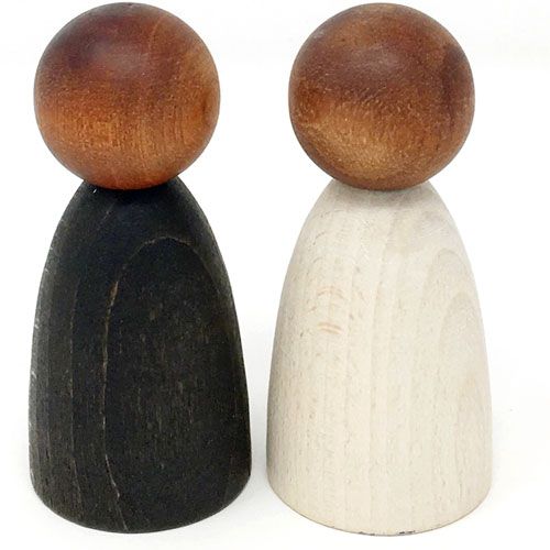 Twee grapat houten nins® poppetjes voor volwassenen, één donker en één licht, met bruine hoofden.